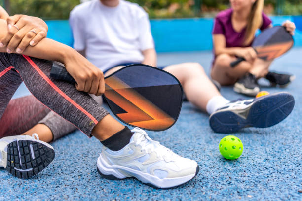 how to play pickleball with 3 players